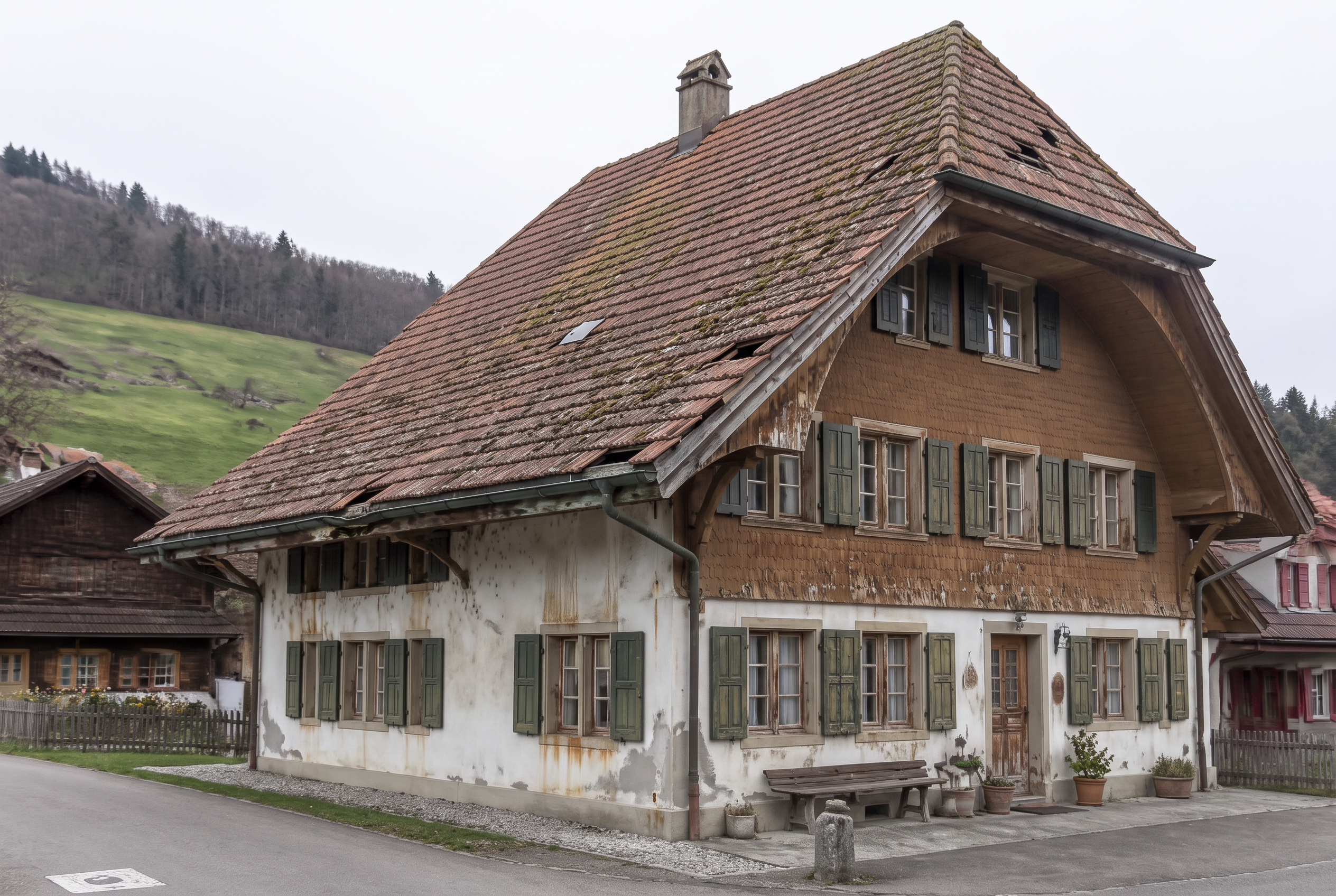 Bauernhaus vor der Sanierung: verwittertes, bemoostes Ziegeldach